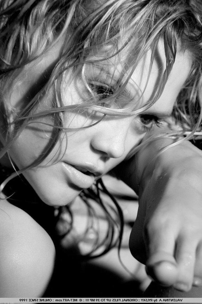 19P Pictures of teen model Valentina A naked and wet for you