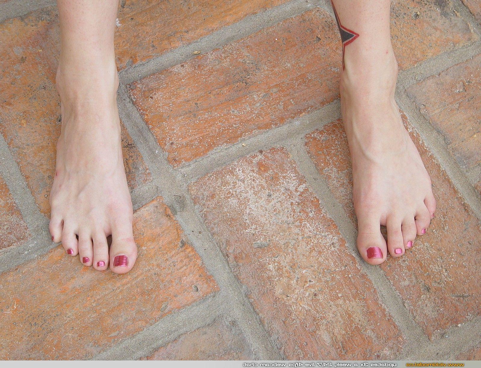 20P Pictures of teen Vicki Model being cute in the back yard