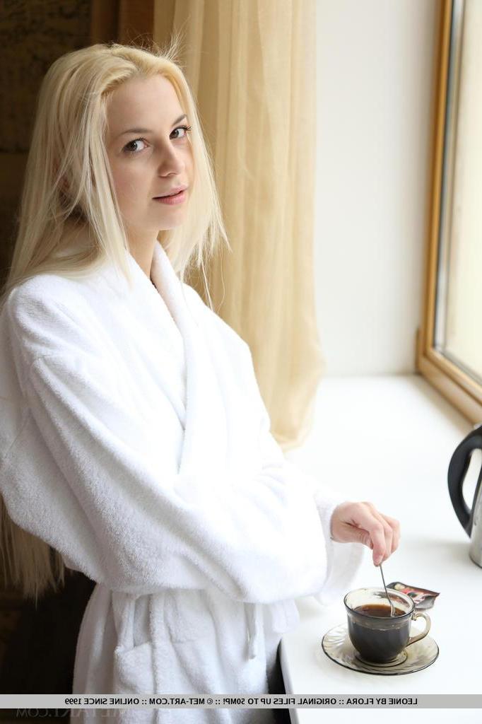 18P Blonde hottie Leonie invites you into the bath with her