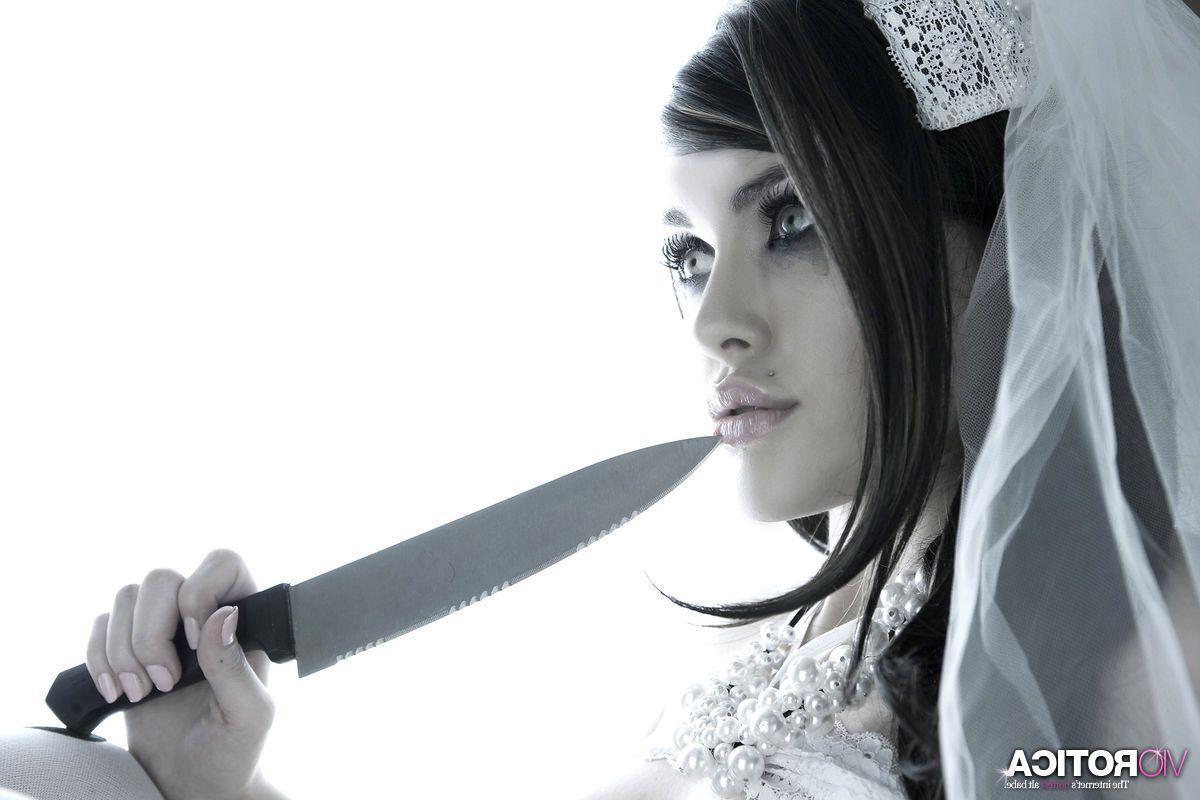 14P Pictures of teen amateur Viorotica dressed as a hot gothic bride