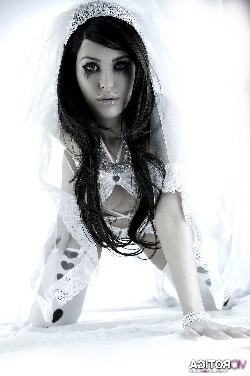 14P Pictures of teen amateur Viorotica dressed as a hot gothic bride