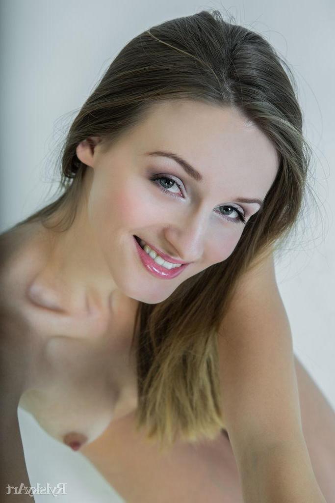 16P Hot teen Vittoria Amada gives you her amazing body in "Skyer"