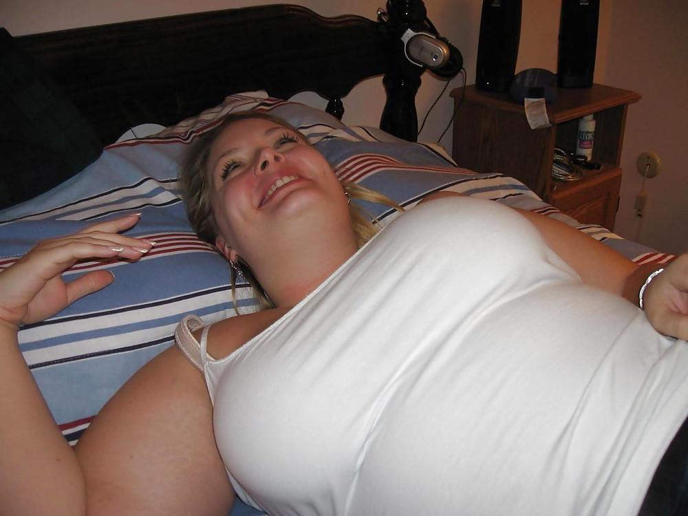 15P Cute Chubby Mom