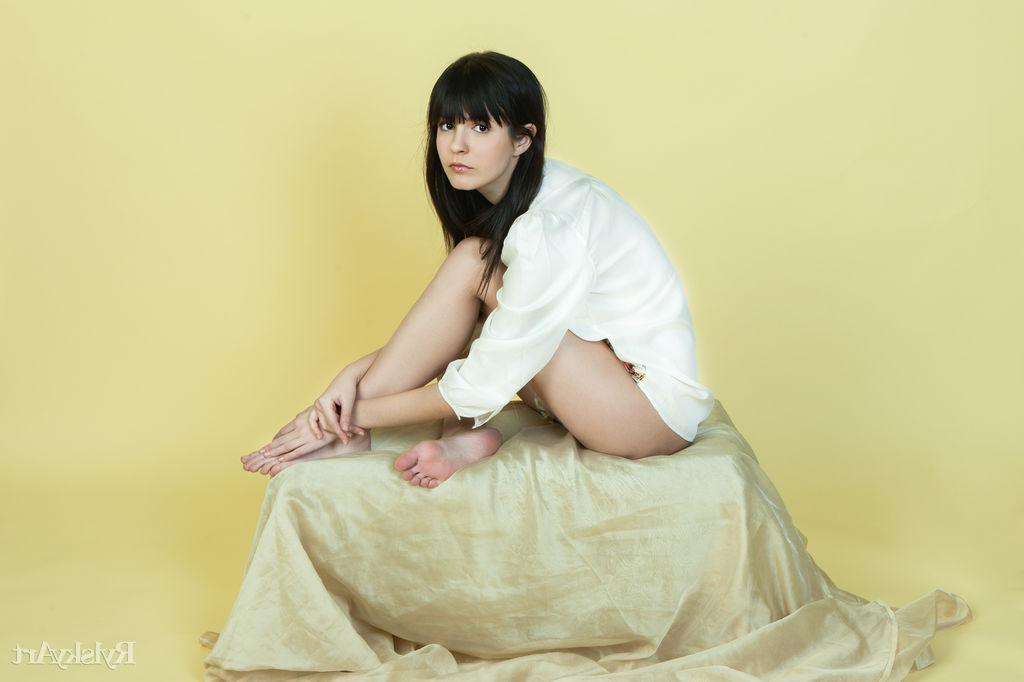 16P Brunette cutie Zelda B strips nude for you in the studio in "Kuning"