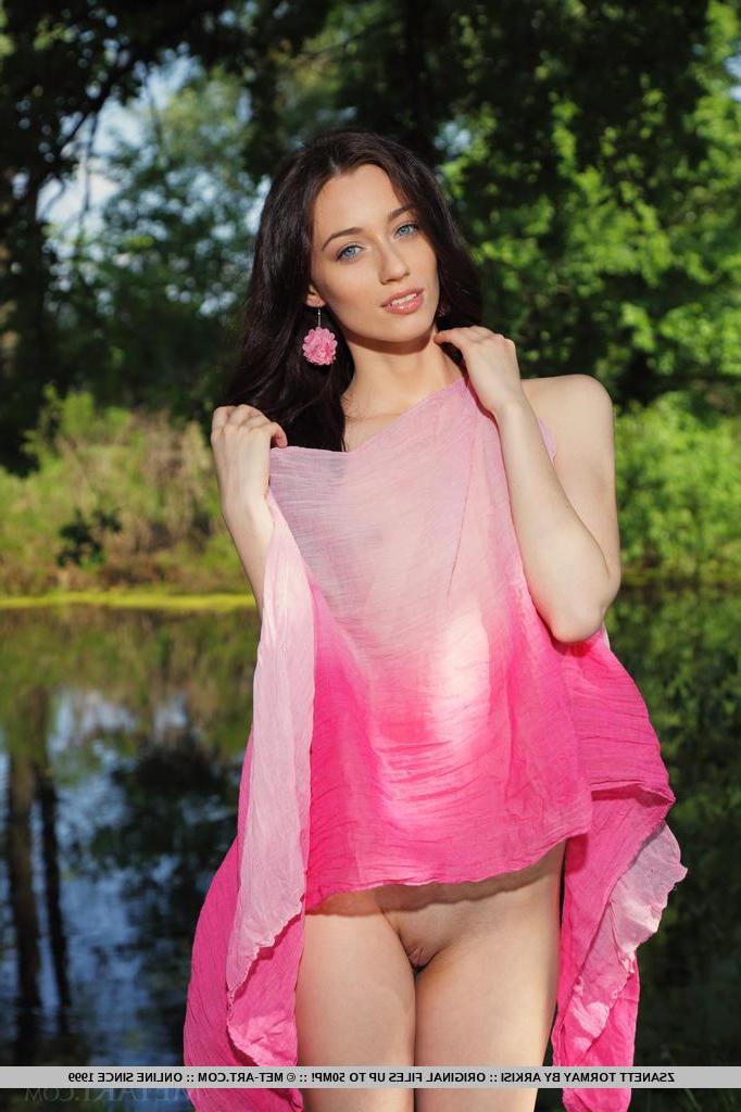 18P Incredible beauty Zsanett Tormay shows off her perfect body in the summer sun