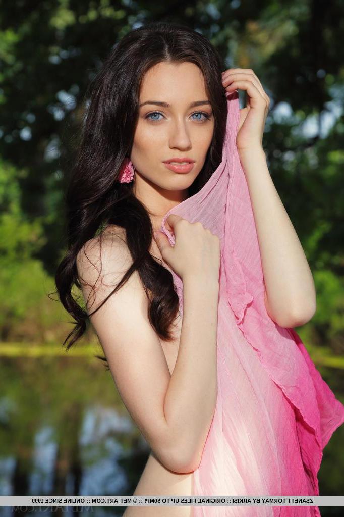 18P Incredible beauty Zsanett Tormay shows off her perfect body in the summer sun