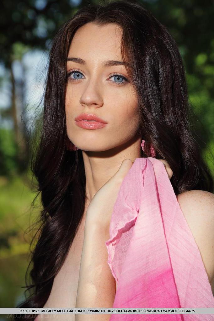 18P Incredible beauty Zsanett Tormay shows off her perfect body in the summer sun