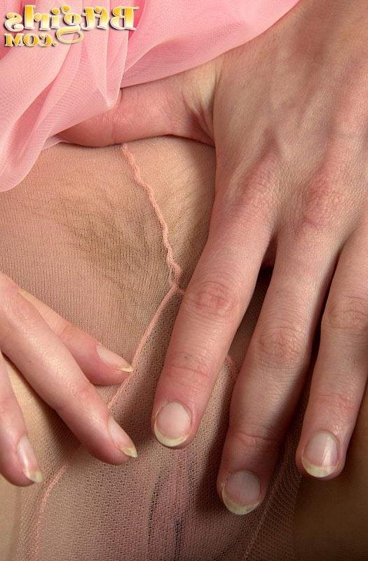 15P Blonde hottie rips off her pantyhose to show her pretty feet
