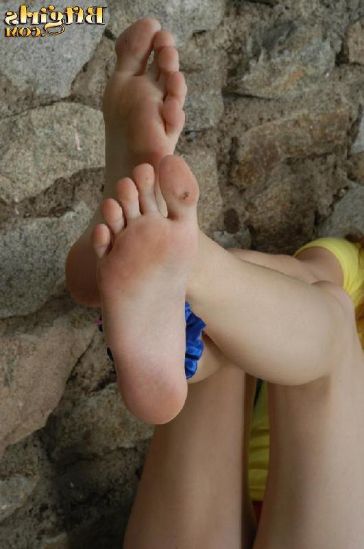 15P Hot blonde teen shows off her pretty bare feet just for you