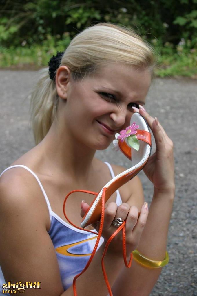 15P Blonde teen shows her sexy feet on the open road