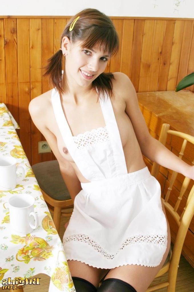 15P Naked brunette teen loves to play with her feet