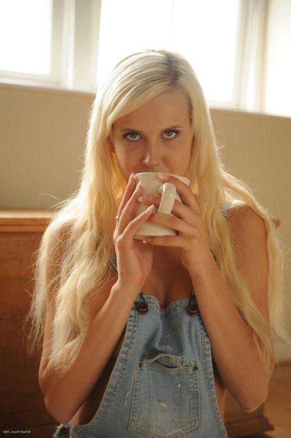 14P Pictures of a blonde teen totally nude just for you