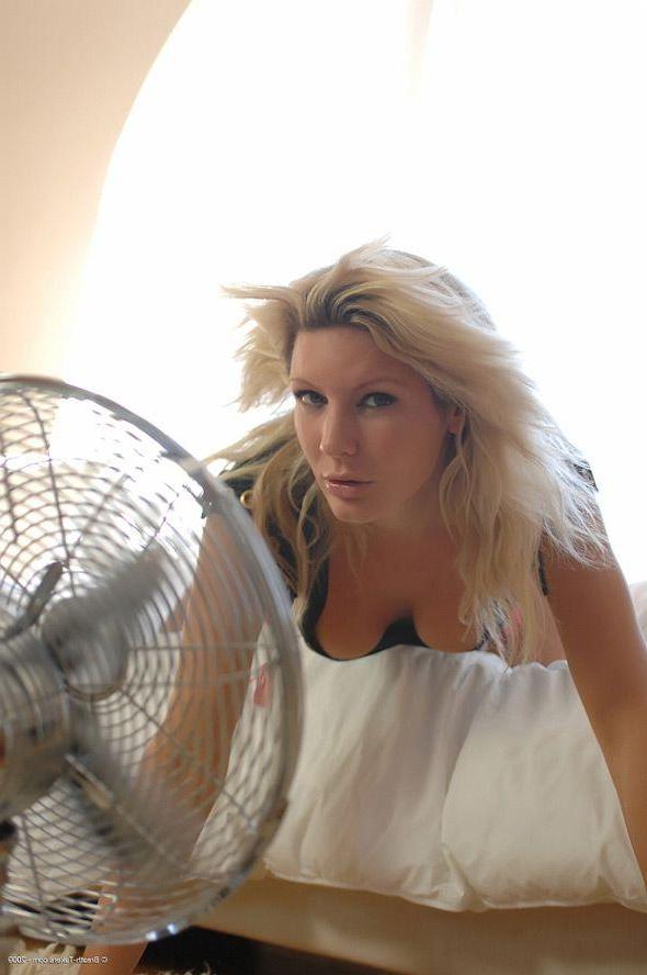 14P Pictures of a blonde teen showing her hot naked body