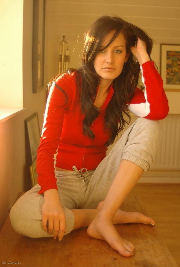 14P Pictures of a stunning brunette girl showing her sexy body