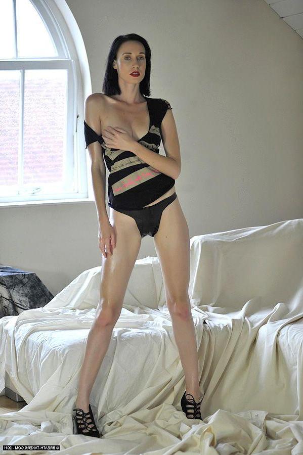 14P Pictures of a hot skinny brunette girl naked for you