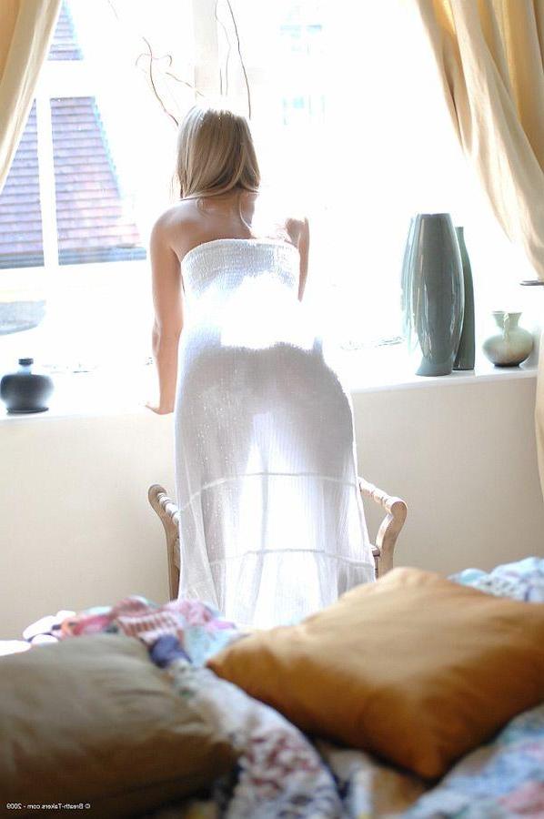 14P Pictures of a hot busty blonde model showing her body