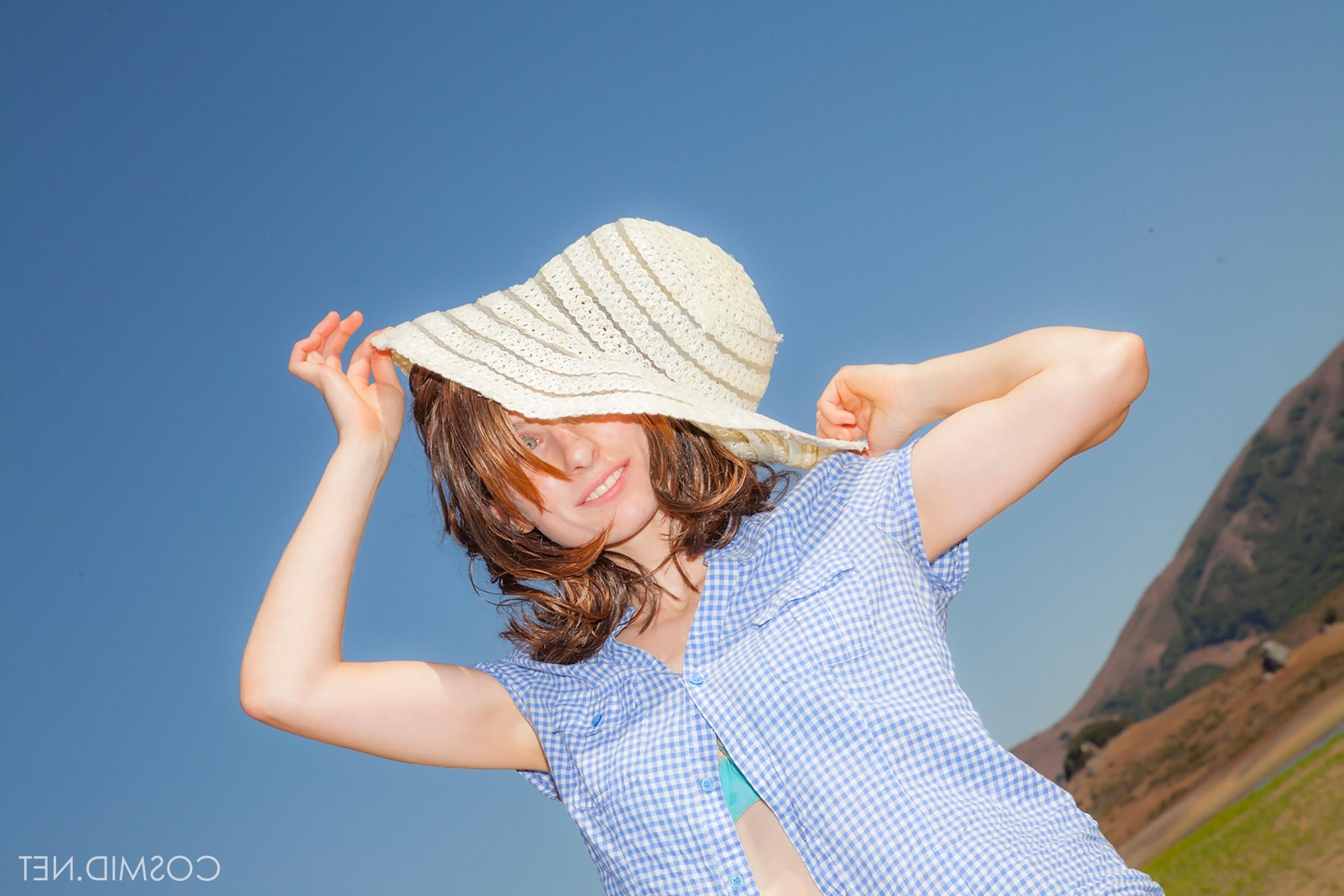 16P Brunette girl Neuroptera strips while hanging by the lake
