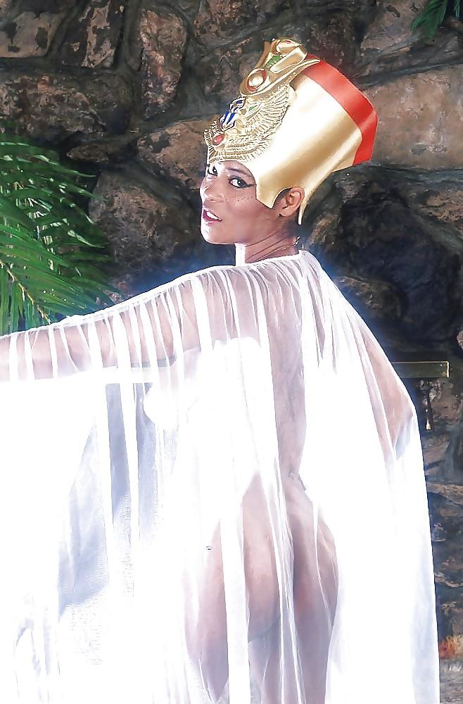 15P QUEEN JEANNIE