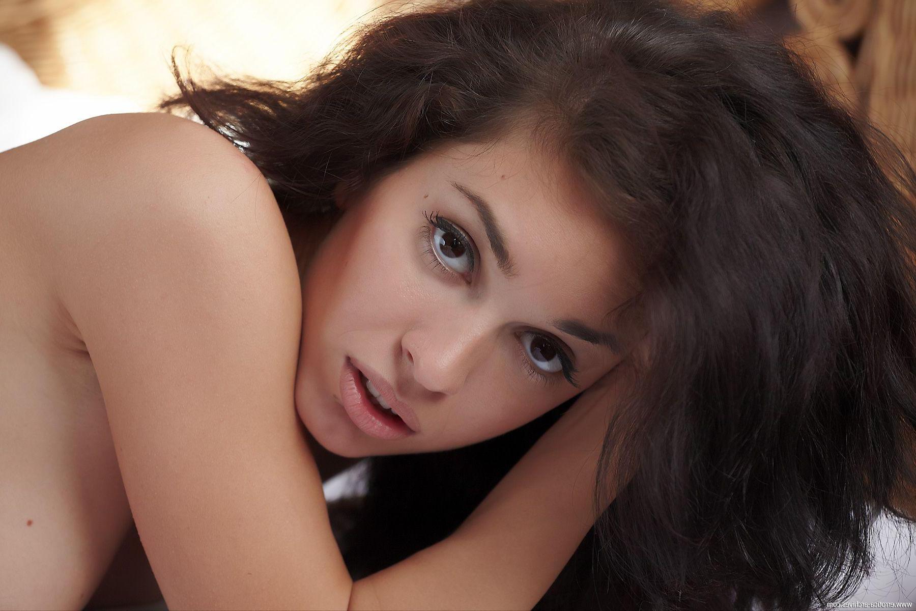 16P Pictures of a beautiful brunette showing you her pussy