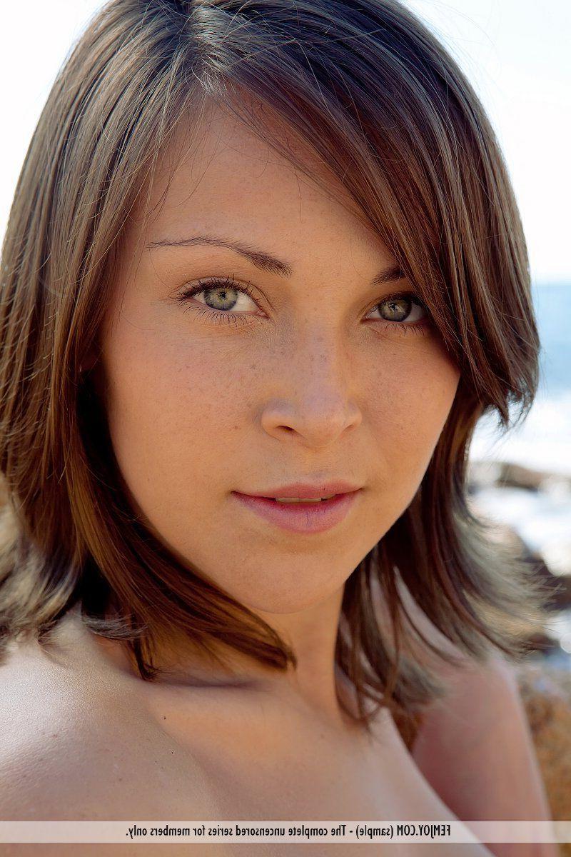 16P Pictures of a stunning teen girl naked on the beach