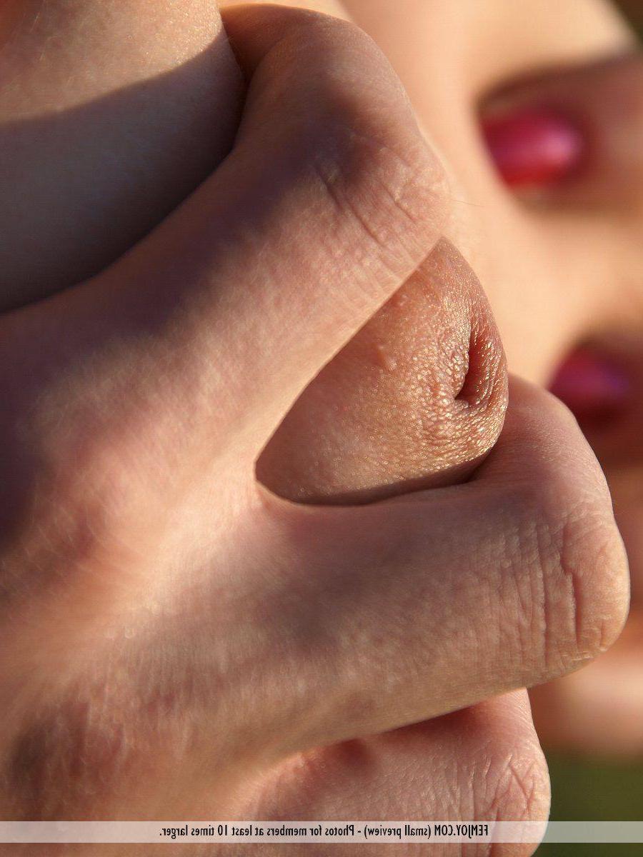 15P Pictures of a sexy girl naked in the field