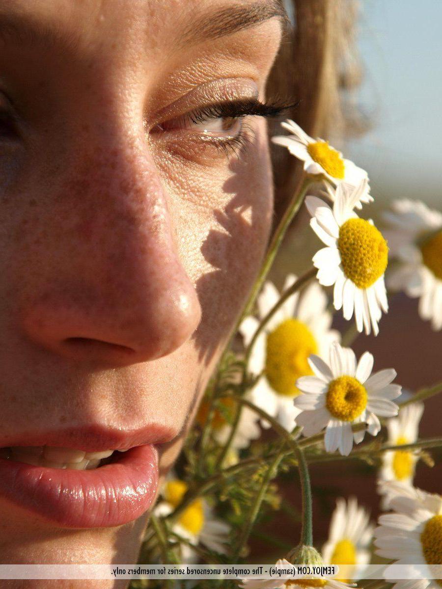 15P Pictures of a sexy girl naked in the field