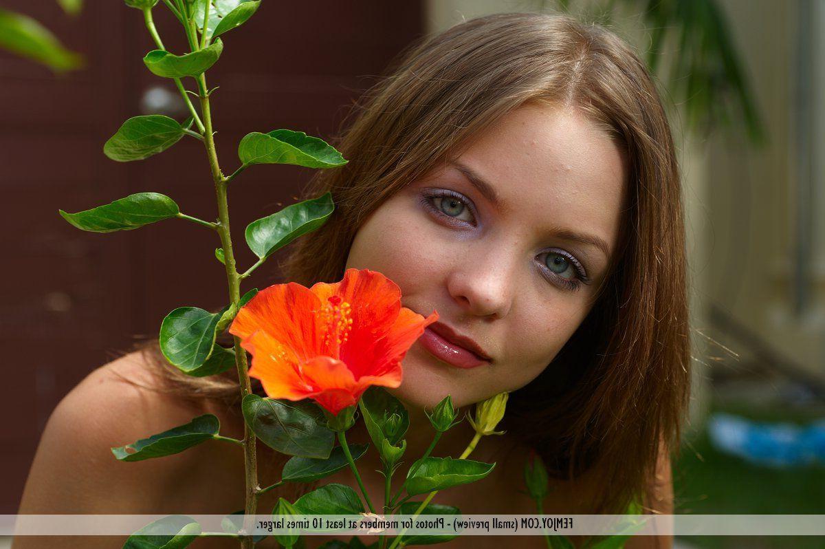16P Pictures of a stunning redhead teen naked in the garden