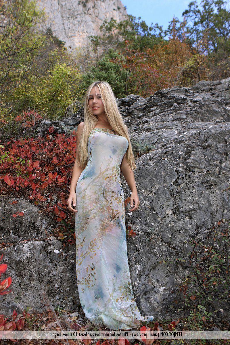 13P Pictures of a hot blond teen with perfect tits