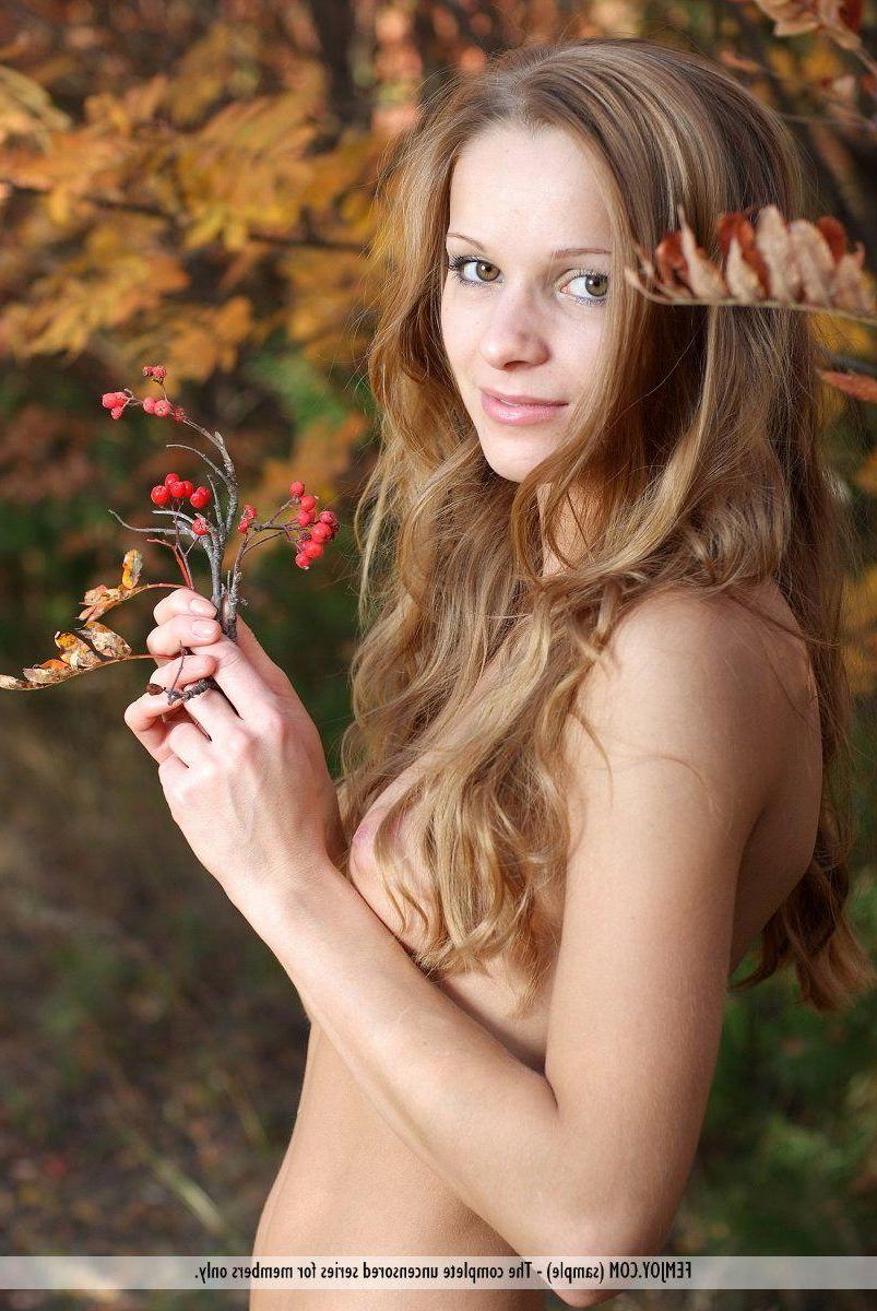 16P Pictures of a hot teen girl naked in the garden