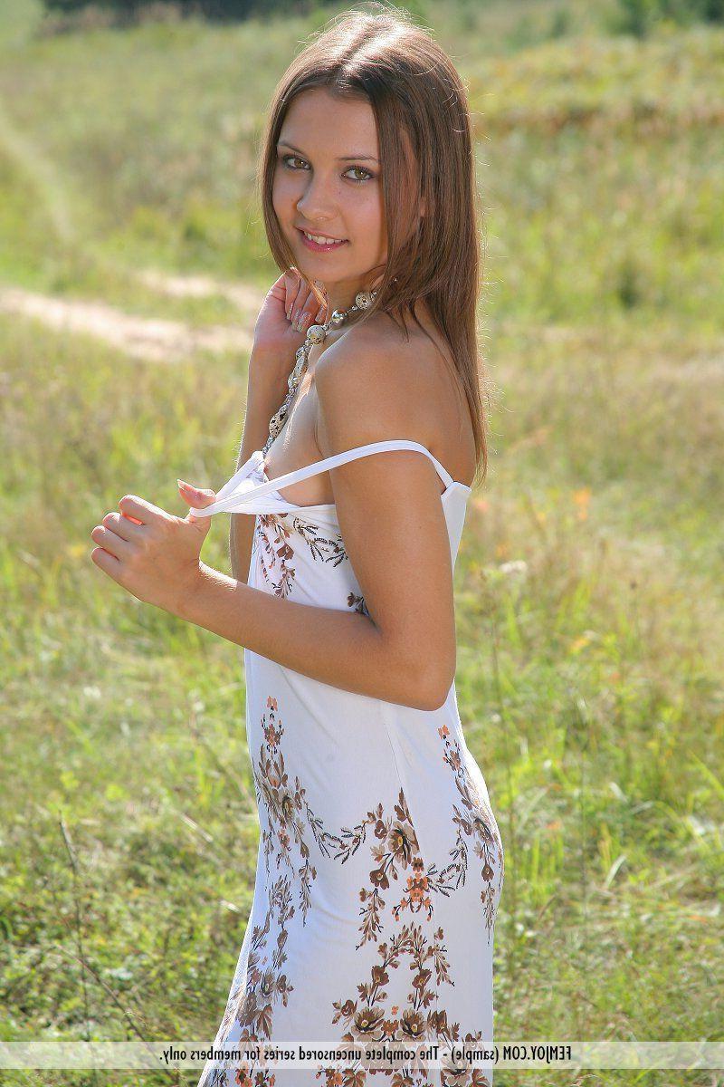 16P Pictures of a hot teen girl spreading outside