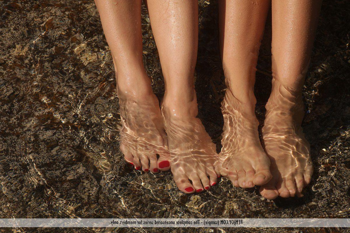 16P Pictures of two lovely teen girls naked on a beach