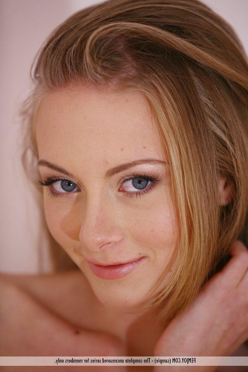 16P Pictures of a hot teen girl naked and horny for you