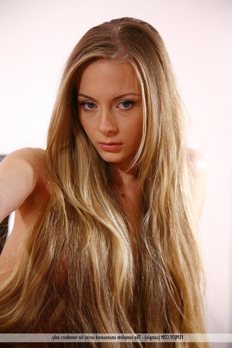 16P Pictures of a hot teen girl naked and horny for you