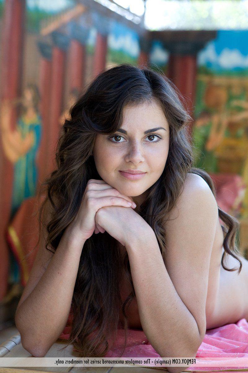 16P Pictures of a hot girl totally nude just for your pleasure
