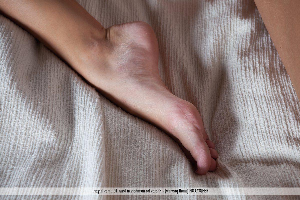 16P Pictures of a hot blonde teen naked and spreading for you