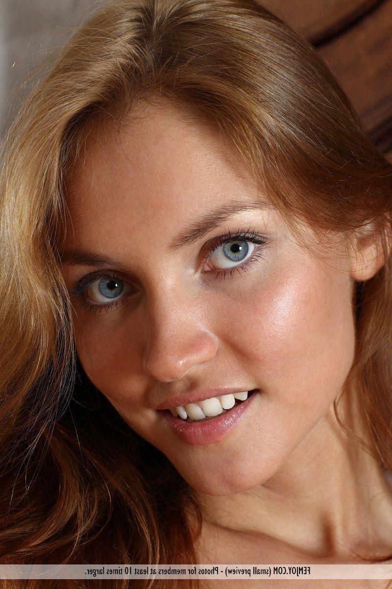 16P Pictures of a hot naked teen girl ready for you