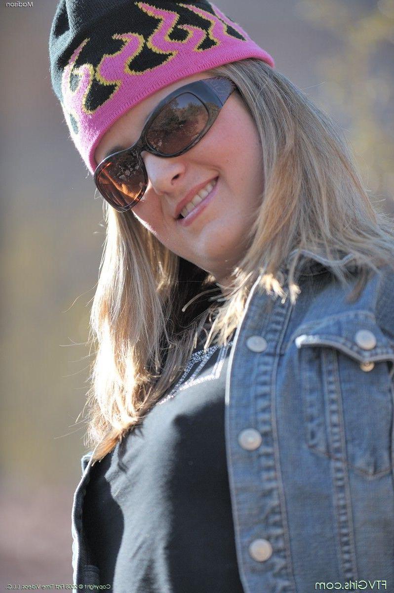 20P Pictures of Madison playing with her pussy in public