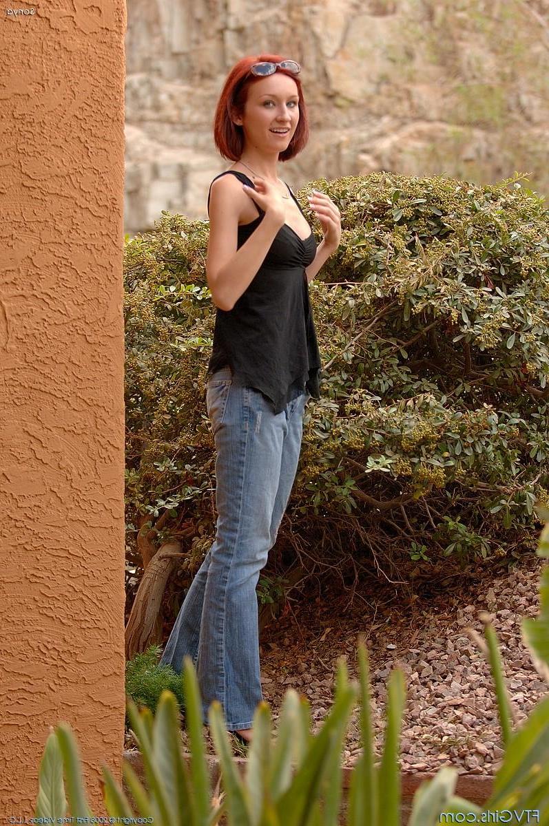 20P Pictures of teen chick Sonya playing with her pussy in public
