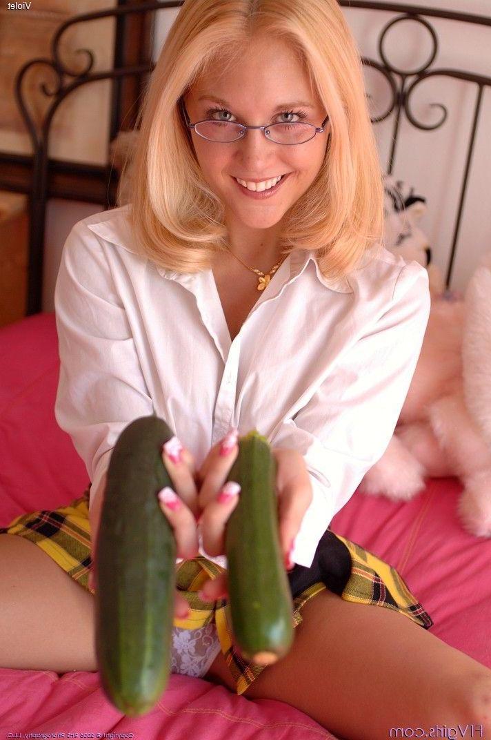 20P Pictures of Violet getting kinky with her pussy