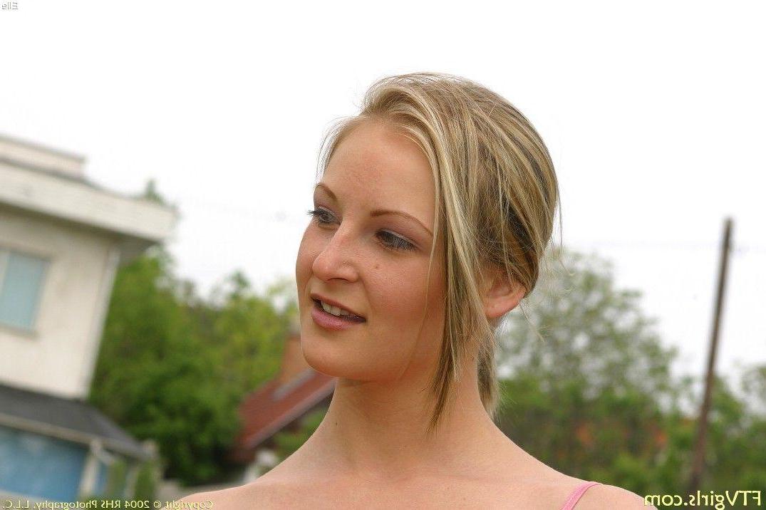 20P Pictures of Elle taking her clothes off outside