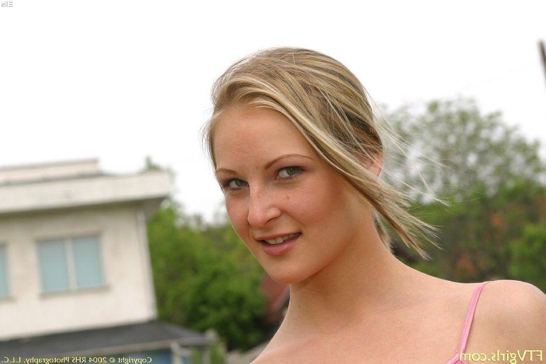 20P Pictures of Elle taking her clothes off outside