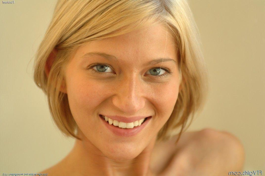 20P Pictures of Rachel FTV playing with her pussy