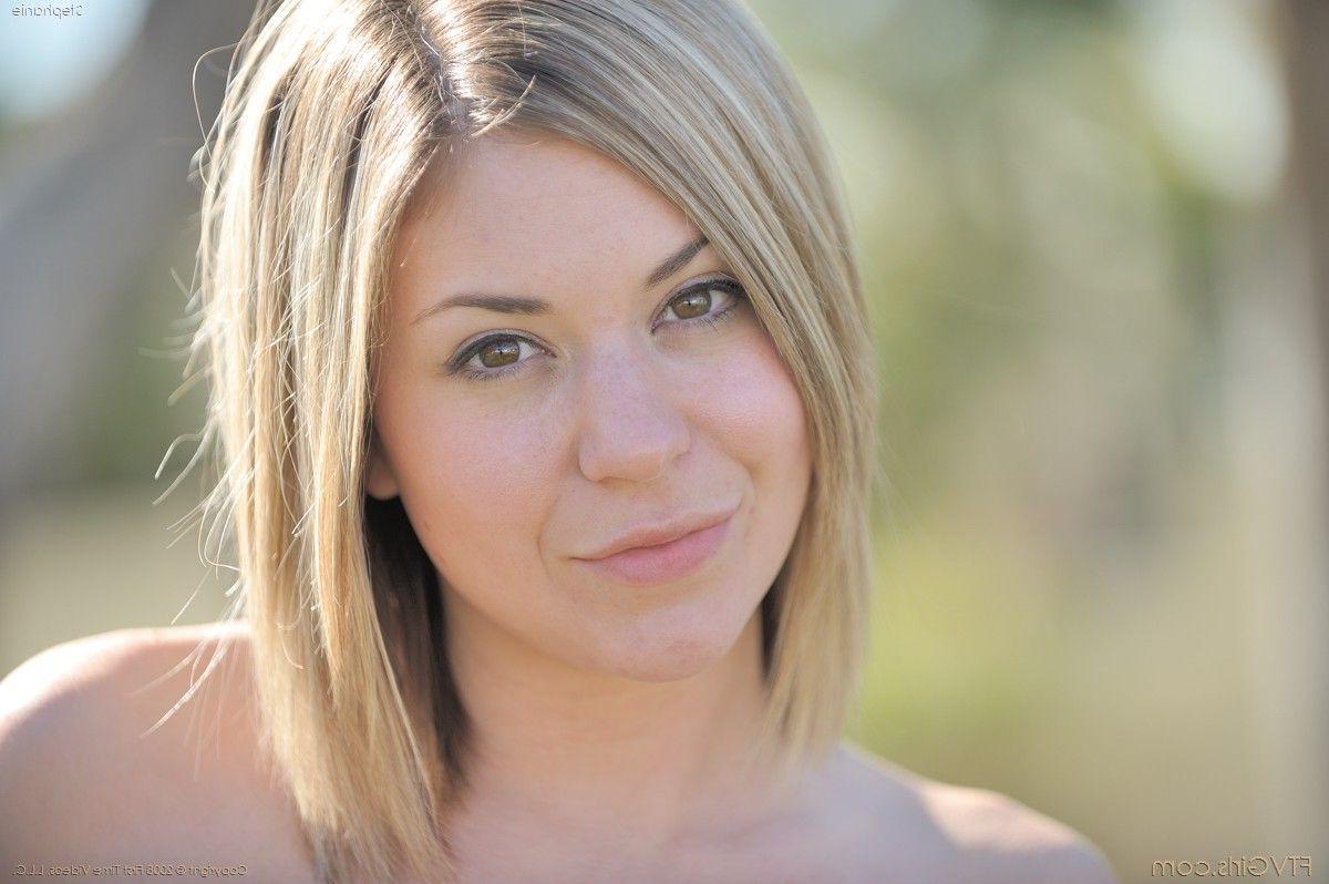 20P Pictures of teen girl Stephanie getting kinky outside