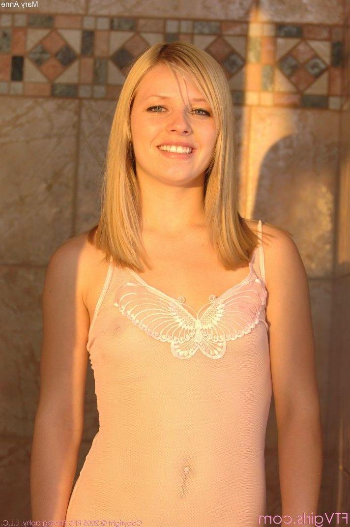 20P Pictures of teen girl Mary playing with her pussy