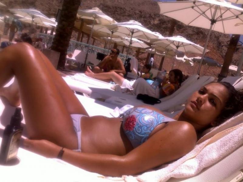 12P Curvy big-tittied babe flaunts her juicy melons while posing