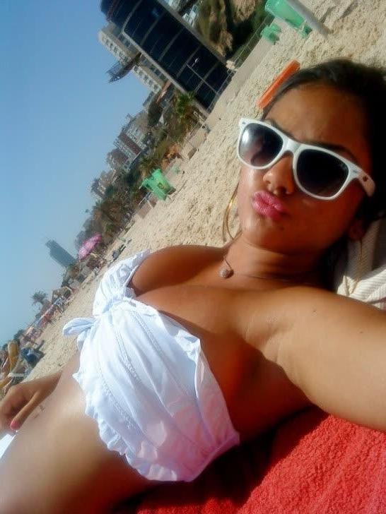 12P Curvy big-tittied babe flaunts her juicy melons while posing