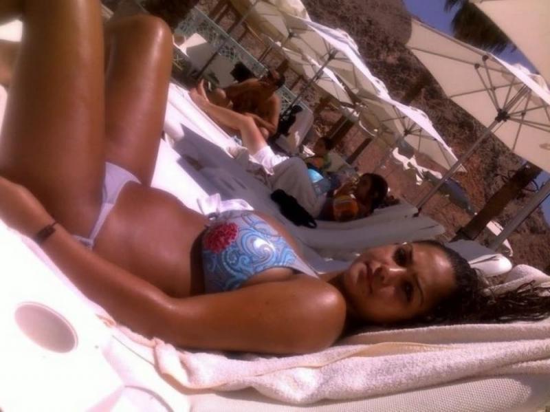 12P Curvy big-tittied babe flaunts her juicy melons while posing