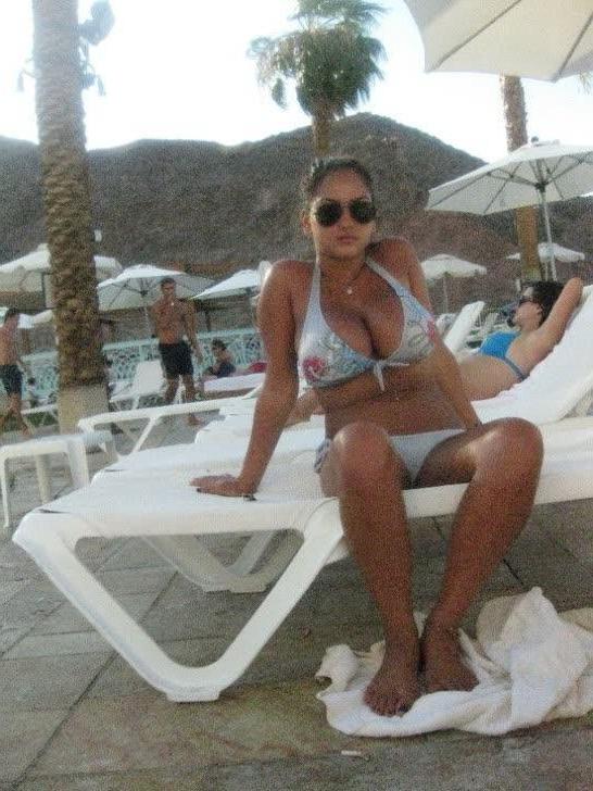 12P Curvy big-tittied babe flaunts her juicy melons while posing