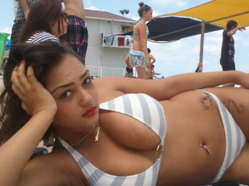 12P Curvy big-tittied babe flaunts her juicy melons while posing