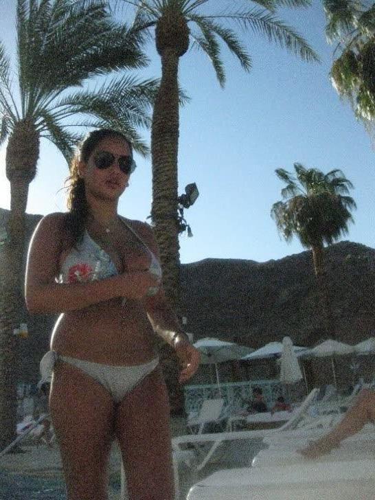 12P Curvy big-tittied babe flaunts her juicy melons while posing